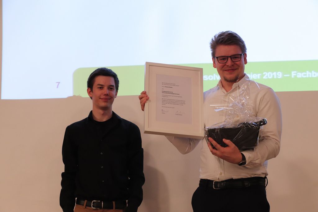 Der Preis der Fachschaft wird überreicht.