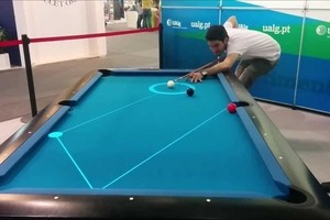 Ein Billardspieler wird beim Bandenspiel unterstützt von projizierten Linień