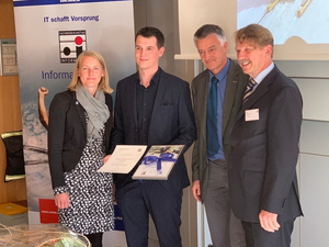 Benedikt Mokroß hält Urkunde in der Hand. Umgeben von Wiebke Röthemeier (CEMA IT-Systemhaus), Prof. Christoph Busch und Prof. Klaus Lang