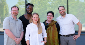 Alle Preisträger (von links nach rechts): Carsten Spieß (1. Preis), Loic Donald Waffo Mekondjou (Sonderpreis Studentsiche Tutorien), Annika Brüning (Sonderpreis Studentsiche Tutorien), Professorin Sabine Breitsameter (2. Preis), Professor Kai Renz (2. Preis)