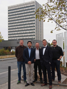 Prof. Baier (Vertreter des Dekans), Prof. Burda, Prof. Grieser, Prof. Valentin, Prof. Ruehl (vlnr) stehen vor dem Hochschulhochhaus