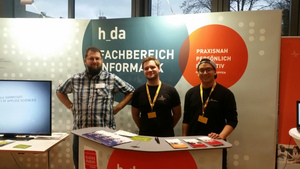 Stand des Fachbereichs Informatik mit Standbetreuern (v.l.n.r.) Roland Fuchs, Tim Bender und Minh Nguyen